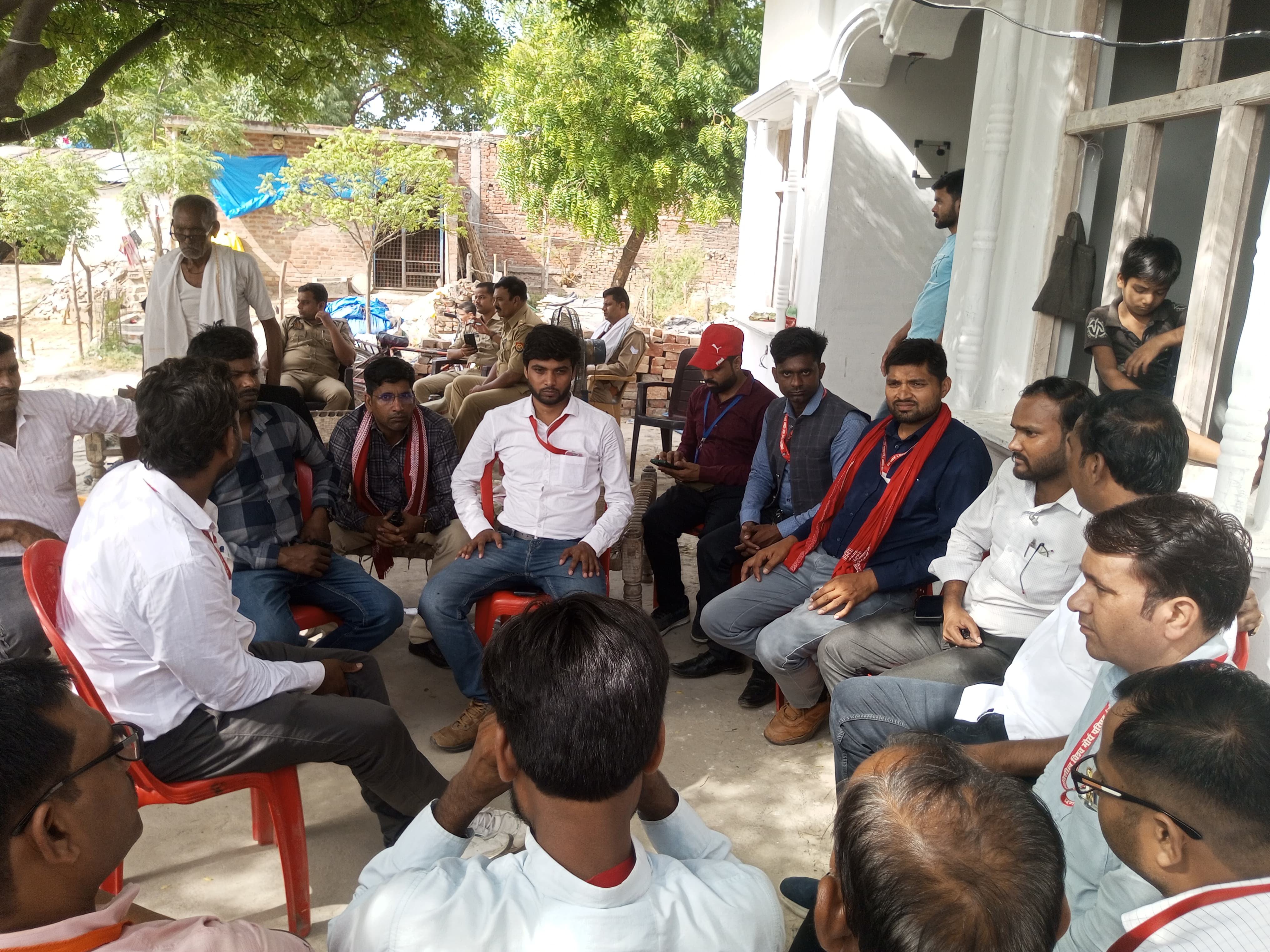 बाराबंकी:शैलेंद्र मौर्य हत्याकांड,पीड़ित परिवार से मिला प्रगतिशील विश्व मौर्य परिषद का प्रतिनिधिमंडल, न्याय और सुरक्षा की उठाई मांग।