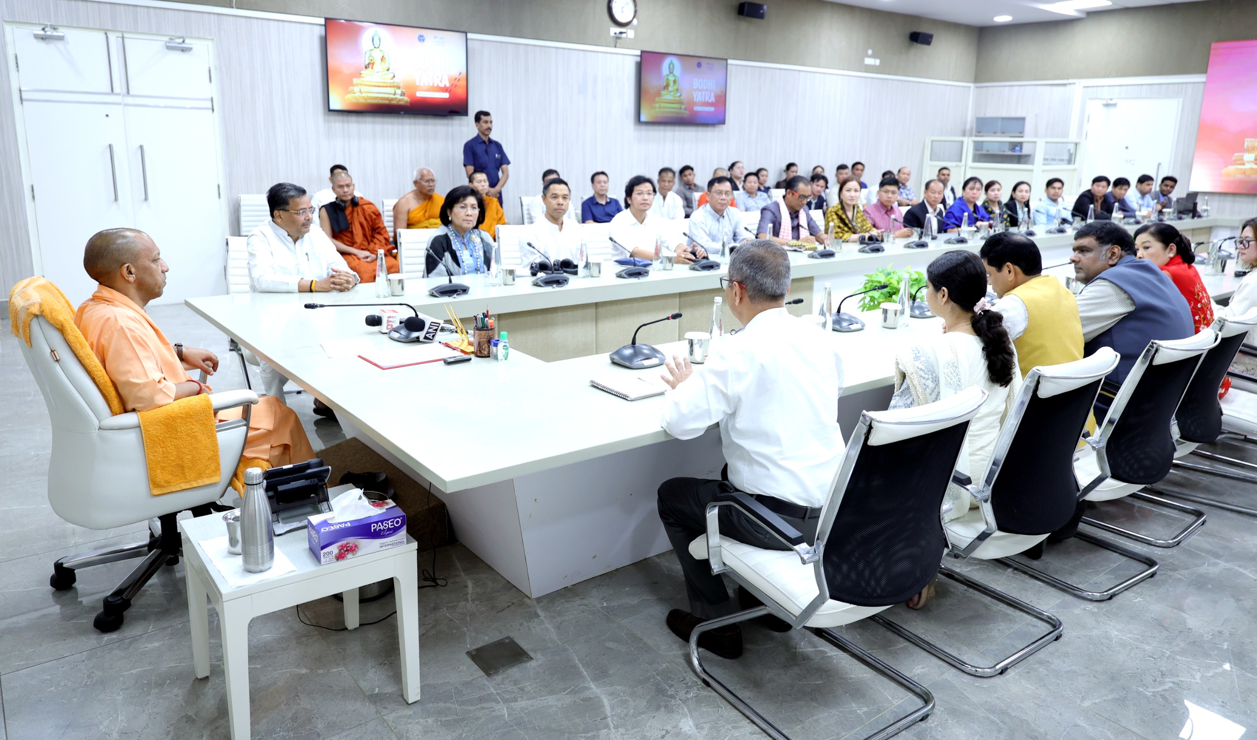 लखनऊ: मुख्यमंत्री ने बोधि यात्रा के अन्तर्गत मेकांग-गंगा सहयोग देशों के प्रतिनिधियों के साथ भेंट की।