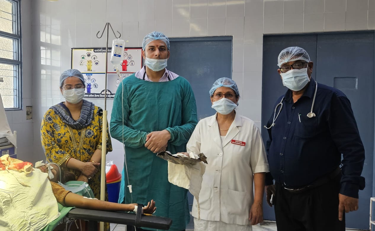 फर्रूखाबाद:डॉक्टरों ने मरणासन्न महिला को दिया नया जीवन, लोहिया अस्पताल में हुआ चमत्कारिक ऑपरेशन