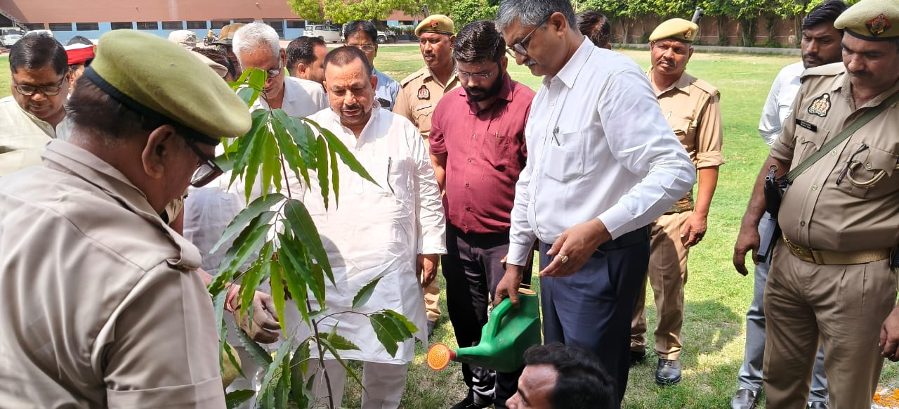 फर्रूखाबाद में विश्व पर्यावरण दिवस पर "एक पेड़ माँ के नाम 2.0" थीम पर भव्य कार्यक्रम का आयोजन।