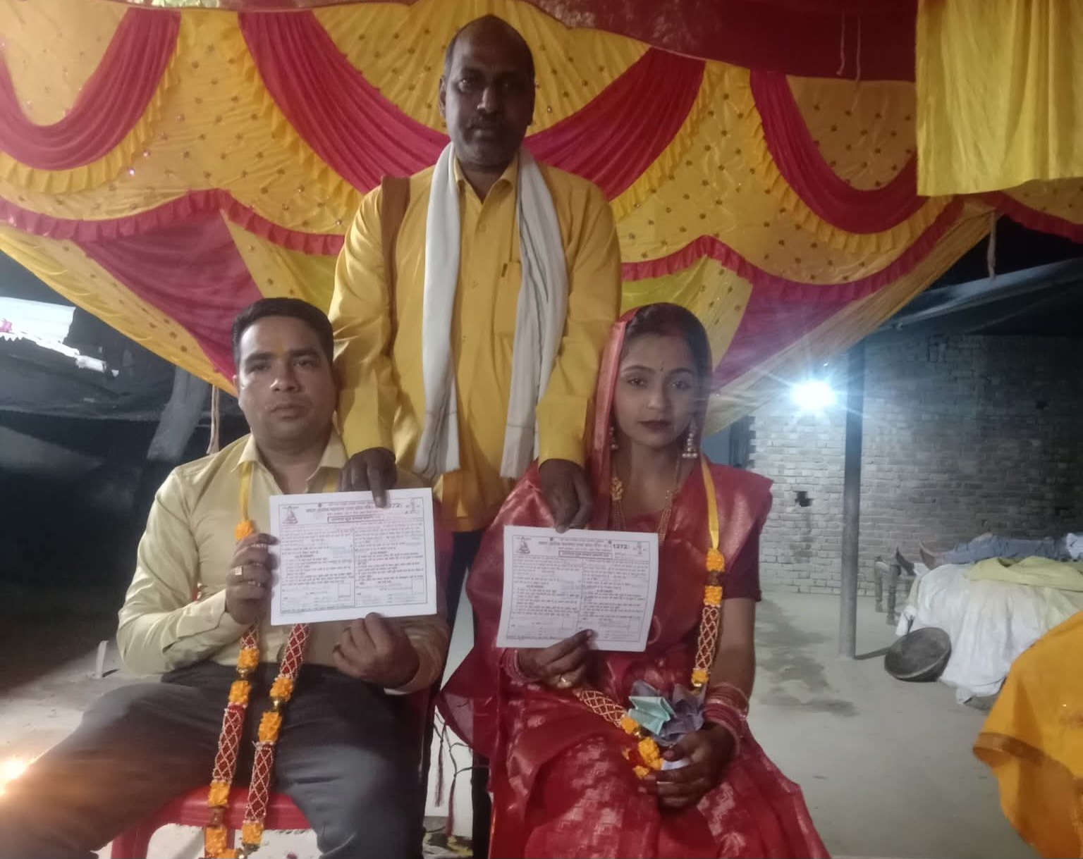 फर्रुखाबाद:विवाह सूत्र में बंधे विरला और शैलेन्द्रबाबू, धर्मपाल बौद्ध ने प्रदान किया प्रमाण पत्र
