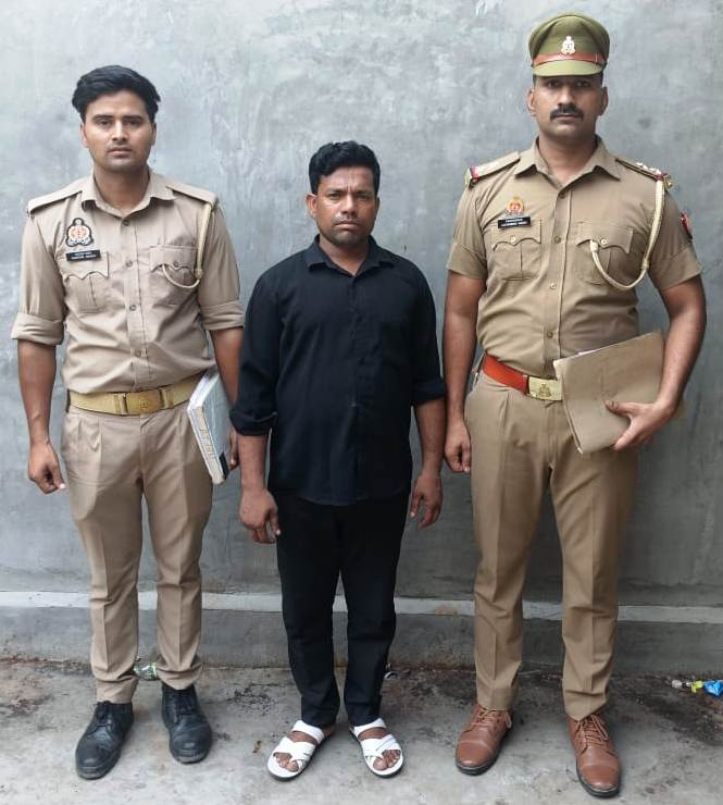 फर्रूखाबाद:मऊदरवाजा पुलिस ने जालसाजी व धोखाधड़ी के गंभीर मामले में वांछित अभियुक्त को गिरफ्तार।