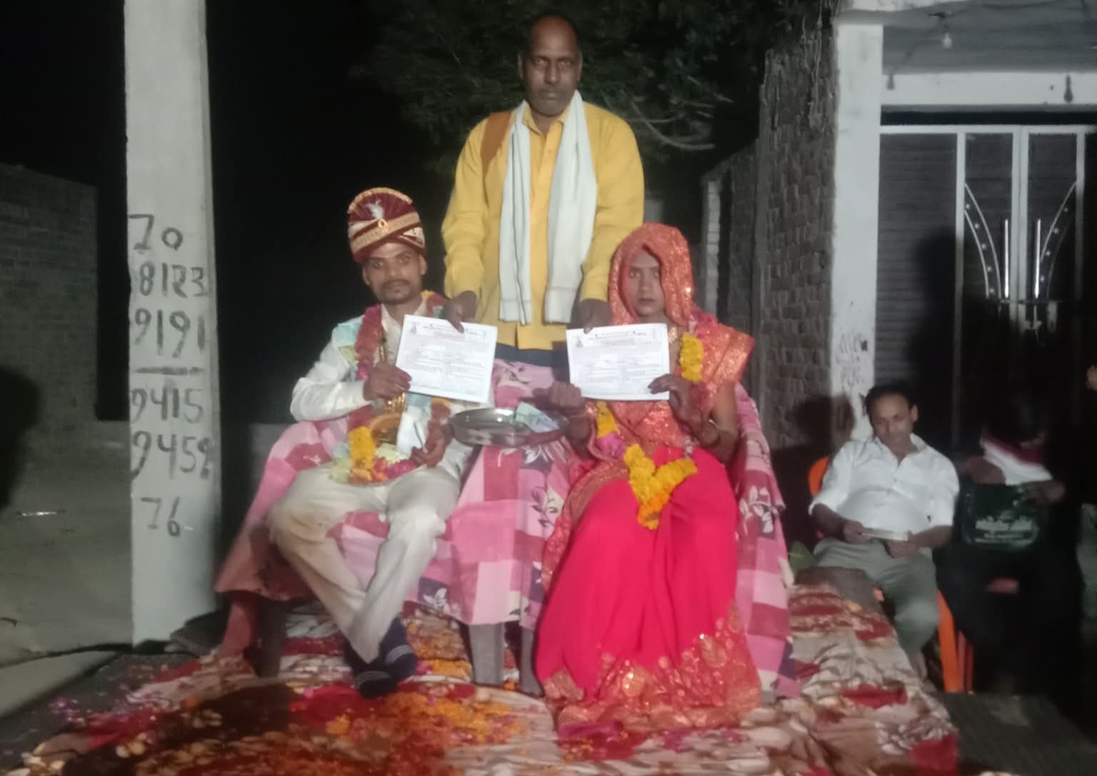 फर्रूखाबाद में पिंटू व पूनम का विवाह बौद्ध रीति से सम्पन्न, धर्मपाल बौद्ध ने सौंपा प्रमाण पत्र