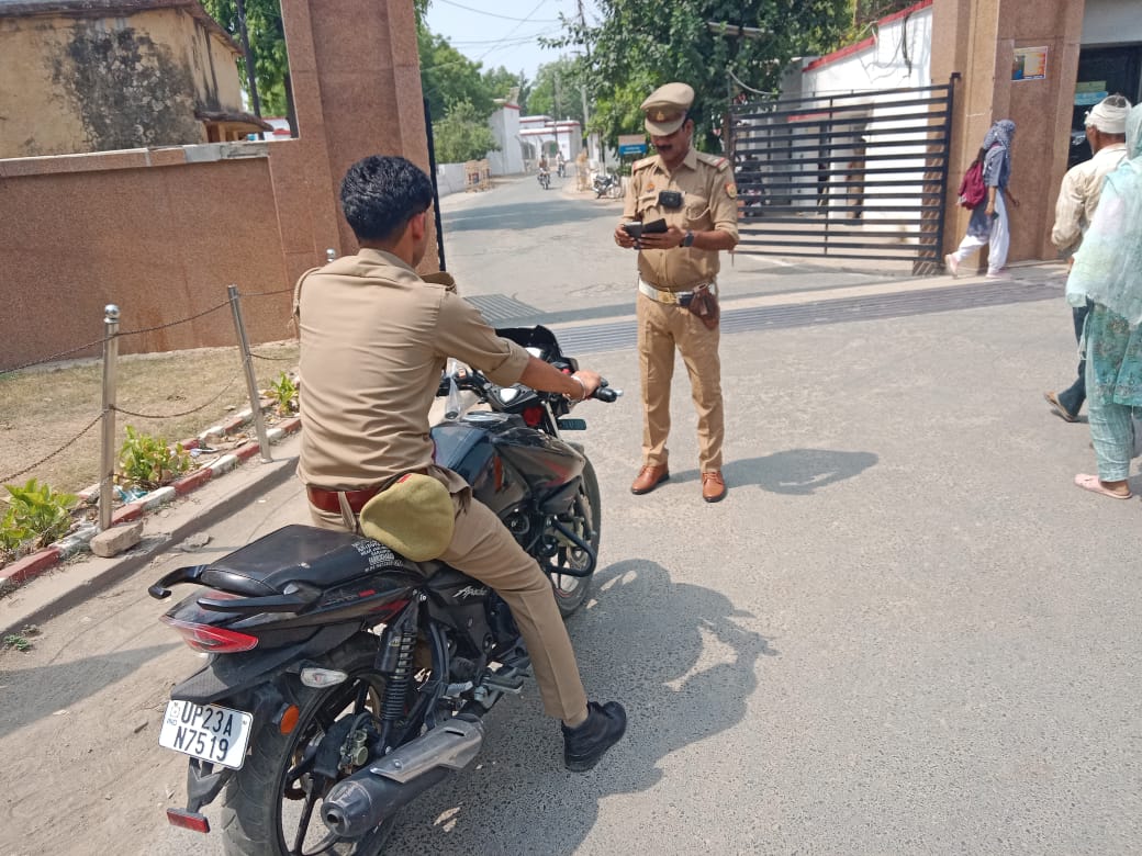 फर्रूखाबाद:फतेहगढ़ पुलिस ने दिखाई अनुकरणीय सख्ती, पुलिसकर्मियों के वाहनों का भी काटा गया चालान।