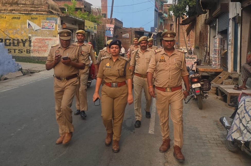 फर्रुखाबाद:थाना मऊदरवाजा क्षेत्र में बाजारों और मुख्य मार्गों पर रही पुलिस की सख्त निगरानी