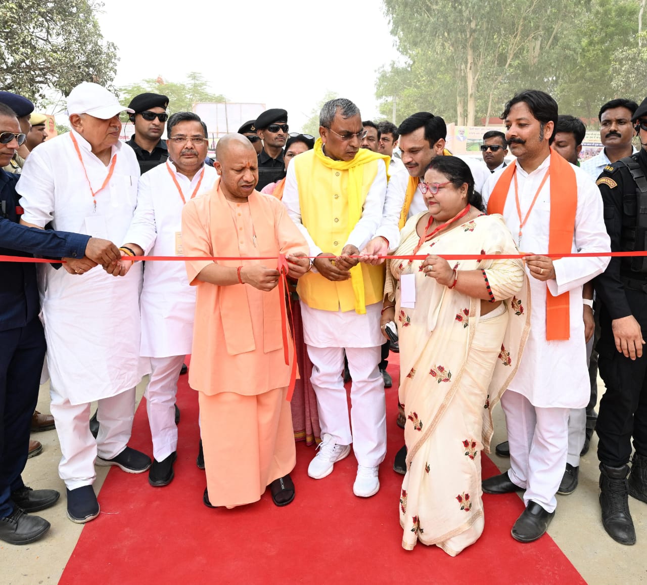 लखनऊ:मुख्यमंत्री ने 1,243 करोड़ रु0 से अधिक लागत की 384 विकास परियोजनाओं का लोकार्पण एवं शिलान्यास किया।
