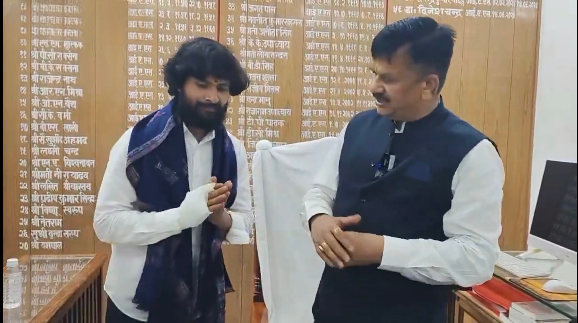 जौनपुर कलेक्ट्रेट में सर्पदंश से स्वस्थ हुए वन्य जीव प्रेमी मुरली को किया गया सम्मानित।