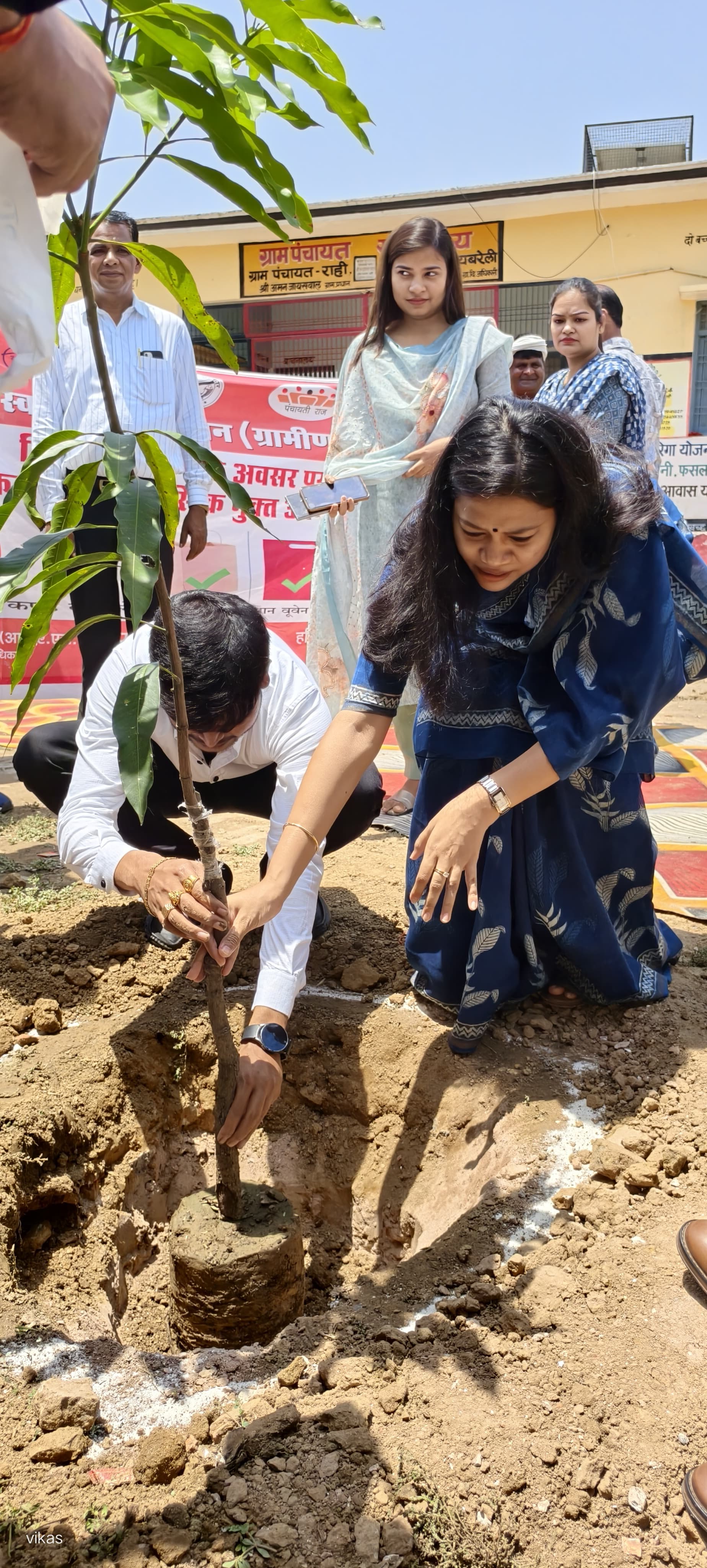 रायबरेली : डीएम व एसपी ने विश्व पर्यावरण दिवस के शुभ अवसर पर वृक्षारोपण व प्लास्टिक मुक्त अभियान चलाया गया