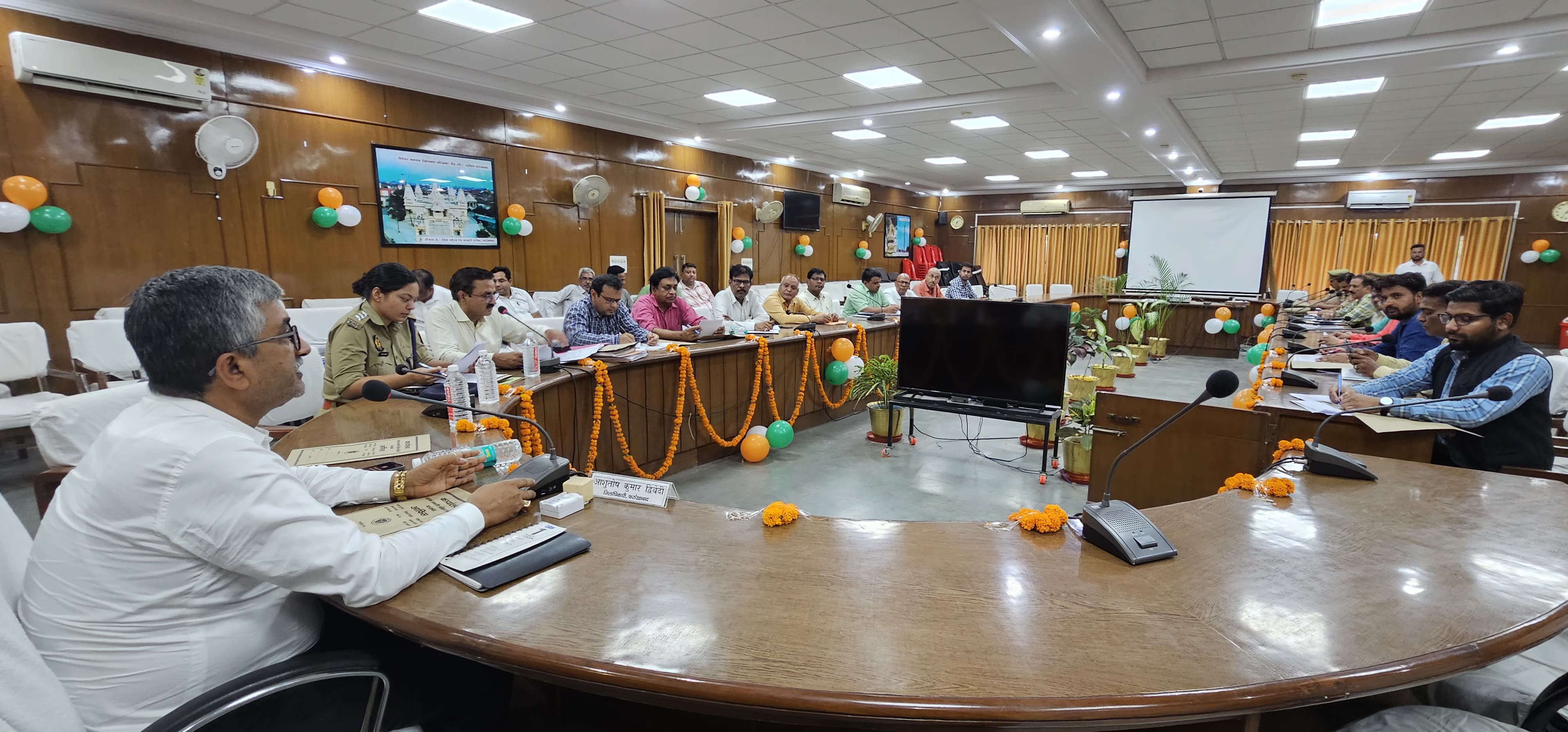 फर्रुखाबाद:सड़क सुरक्षा समिति की बैठक में हादसों पर चिंता, एनएचएआई और पुलिस को दिए सख्त निर्देश।