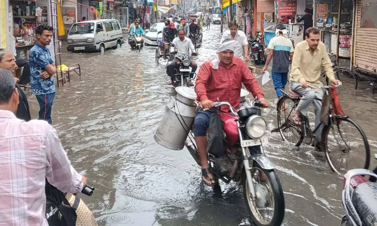 फर्रूखाबाद:बारिश से शहर हुआ जलमग्न नगरपालिका की खुली पोल, भीषण गर्मी से मिली थोड़ी राहत।