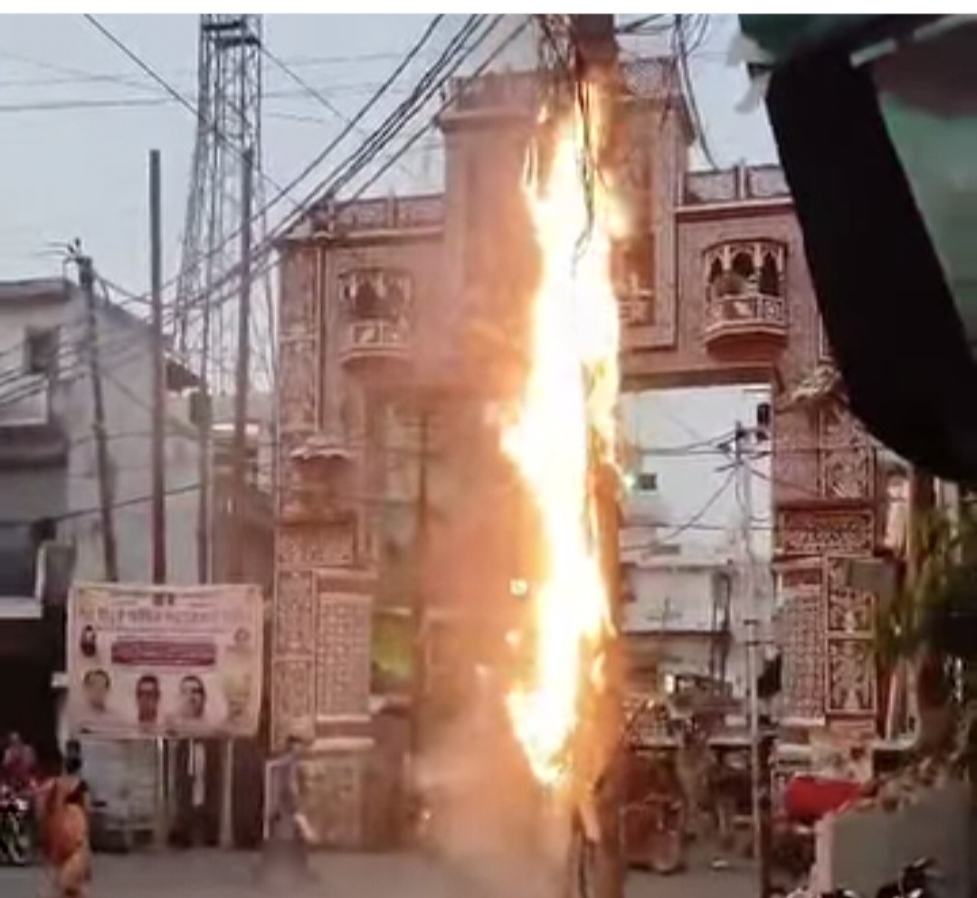 फर्रुखाबाद के चौक बाजार में बिजली के पोल में लगी आग, अफरा-तफरी का माहौल।