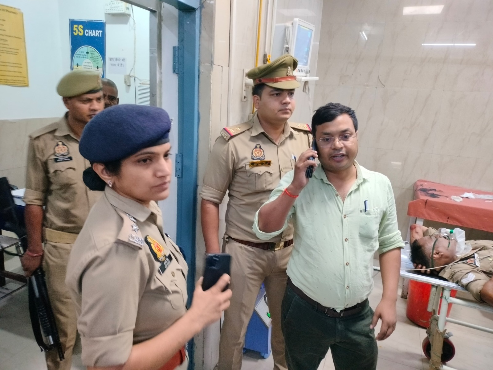 फर्रूखाबाद:लखनऊ जाते समय पुलिस टीम का वाहन दुर्घटनाग्रस्त, फतेहगढ़ एसपी ने पहुंचकर लिया जायजा।