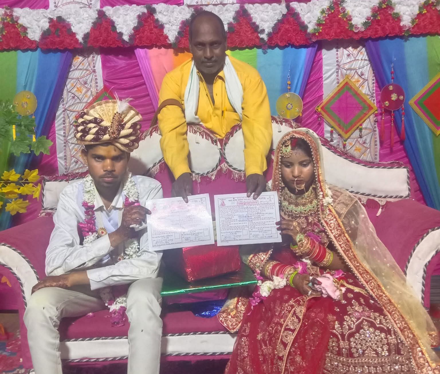 फर्रूखाबाद:नवविवाहित जोड़े को धर्मपाल बौद्ध ने दिया आशीर्वाद एवं प्रमाण पत्र।