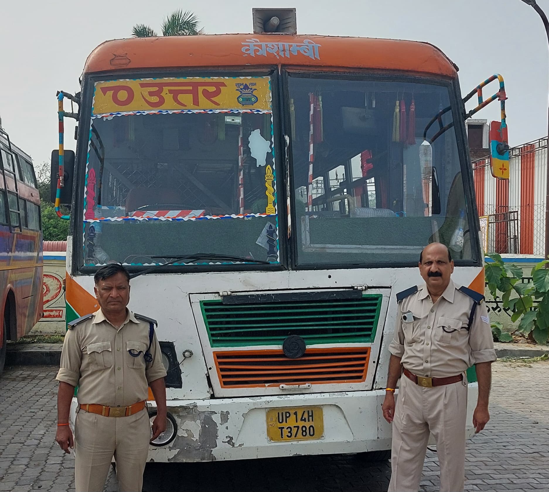 फर्रूखाबाद:रोडवेज के रंग में रंगी डग्गामार बस सीज, एफआईआर के निर्देश  परमिट निरस्तीकरण की कार्रवाई शुरू।
