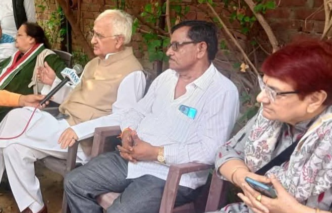 फर्रुखाबाद में प्रेस कॉन्फ़्रेंस का आयोजन, पूर्व विधायक लुईस खुर्शीद भी रहीं मौजूद।