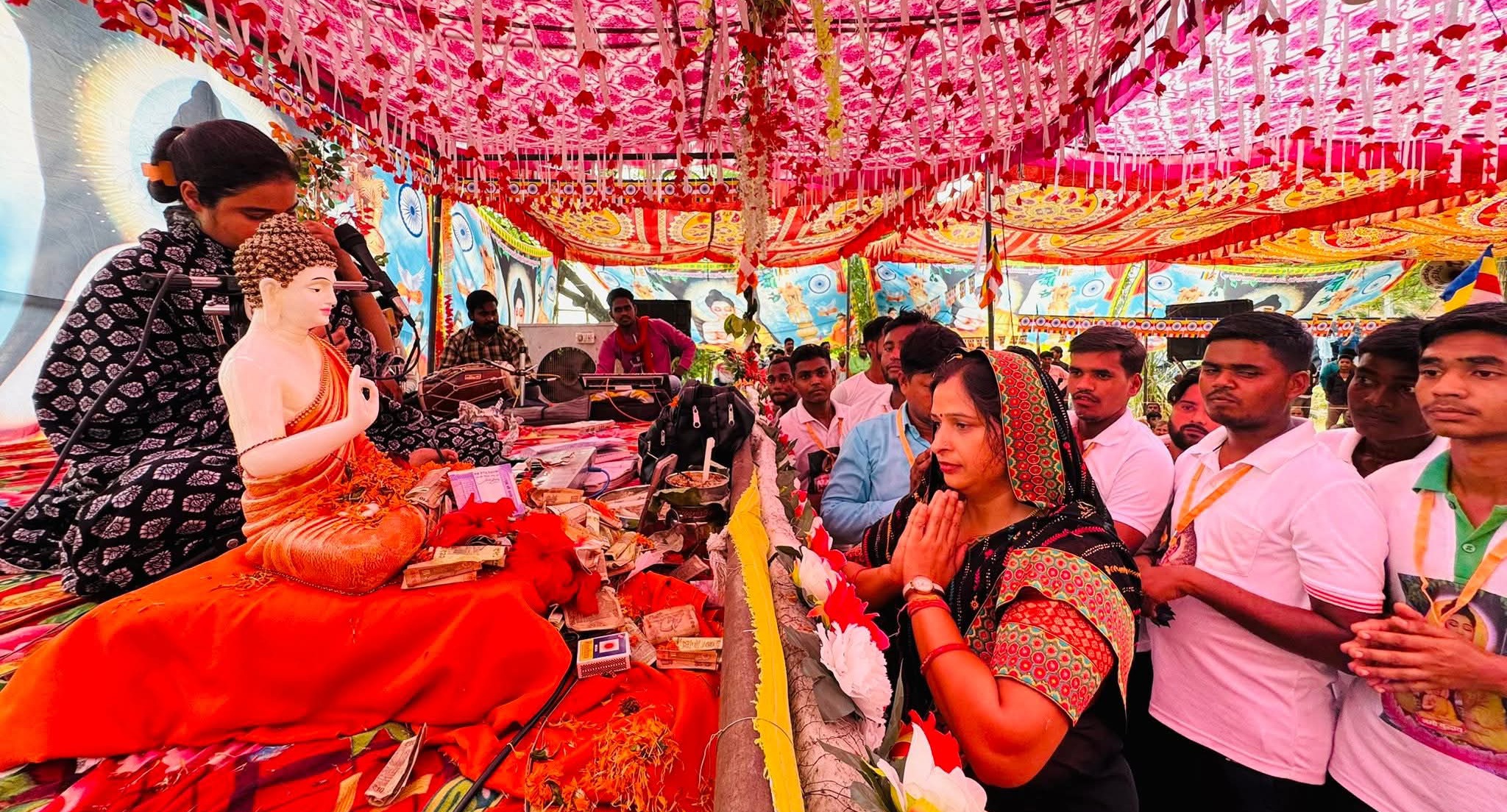 मैनपुरी:सात दिवसीय बुद्ध कथा में पहुँचीं जिला पंचायत अध्यक्ष प्रिया शाक्य, भगवान बुद्ध से लिया आशीर्वाद।