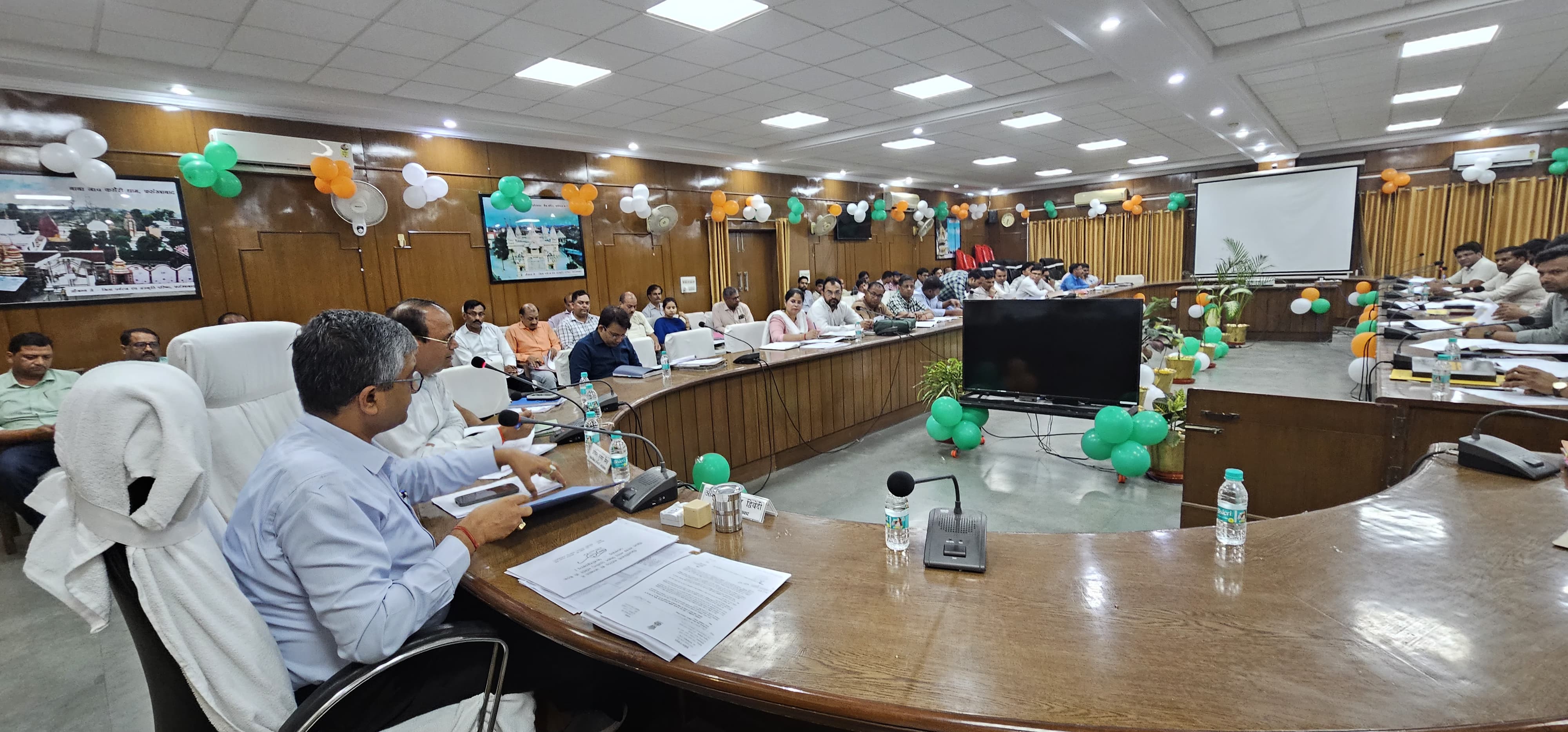फर्रुखाबाद में कर व करेतर राजस्व की समीक्षा बैठक सम्पन्न, जिलाधिकारी ने जताई नाराजगी।