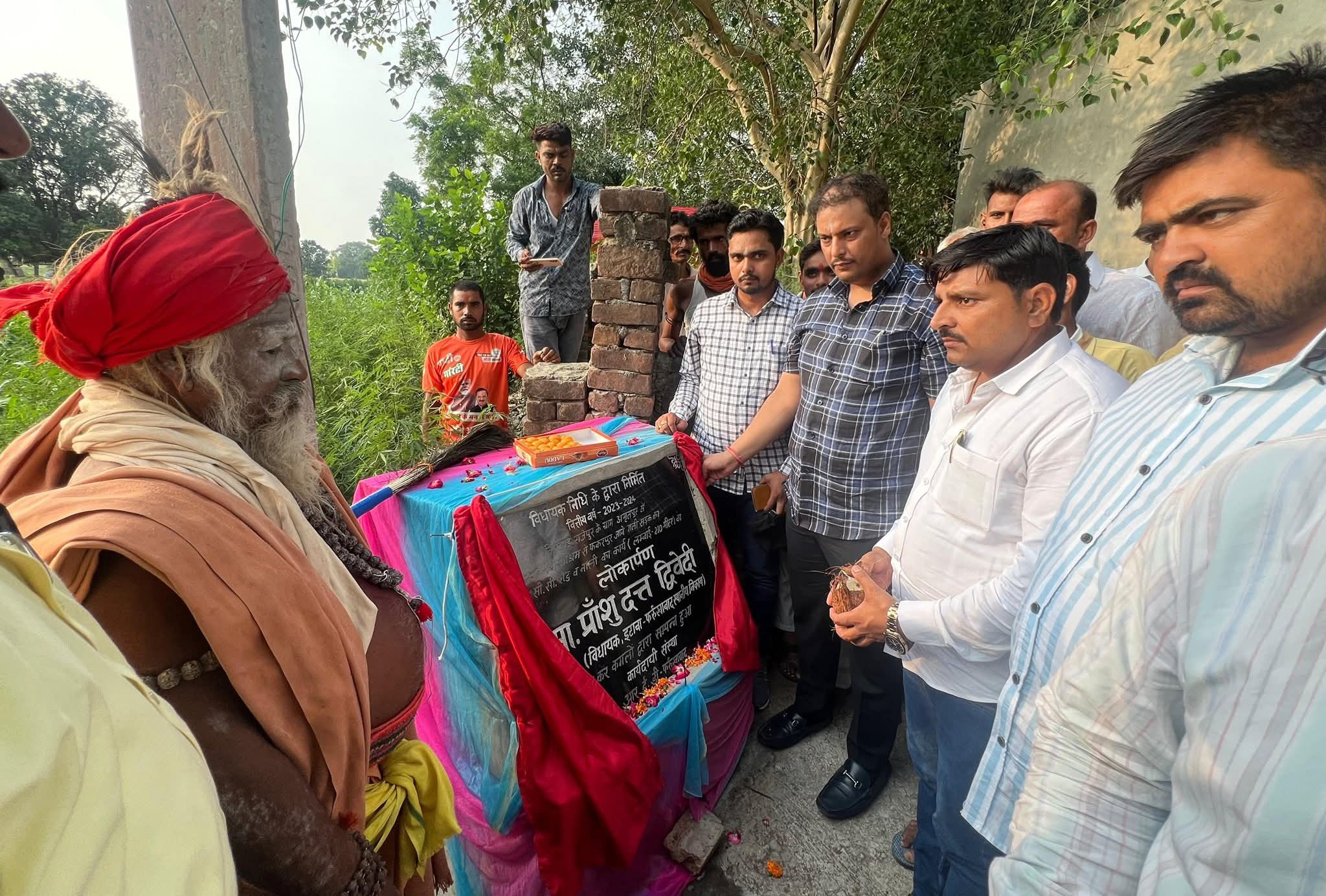 फर्रूखाबाद:प्रांशु दत्त द्विवेदी ने अमृतपुर विधानसभा में विधायक निधि से बनी सड़क का किया लोकार्पण।