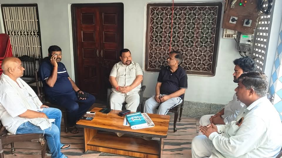 फर्रुखाबाद :सांसद मुकेश राजपूत ने दिवंगत छोटे सिंह यादव के घर पहुंचकर प्रकट की संवेदना