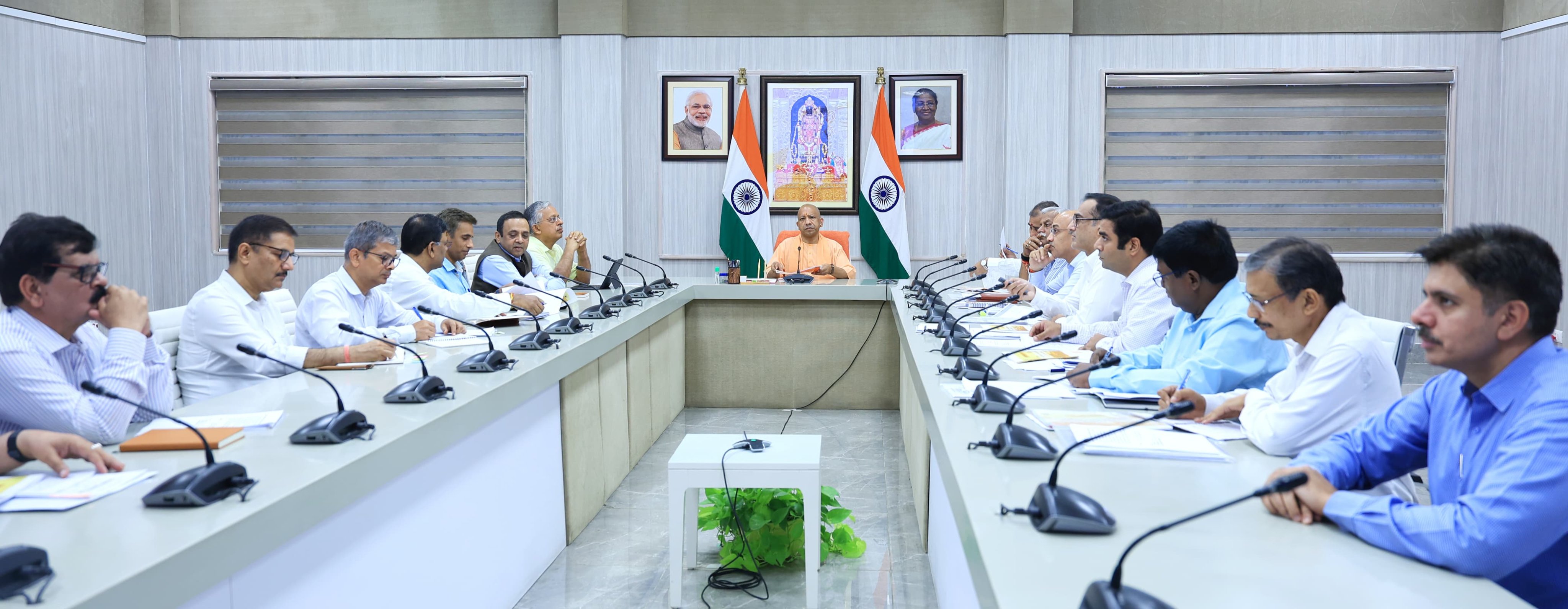 मुख्यमंत्री योगी आदित्यनाथ ने की लोक निर्माण विभाग की उच्च स्तरीय समीक्षा बैठक, विकास कार्यों में तेजी लाने के दिए निर्देश।