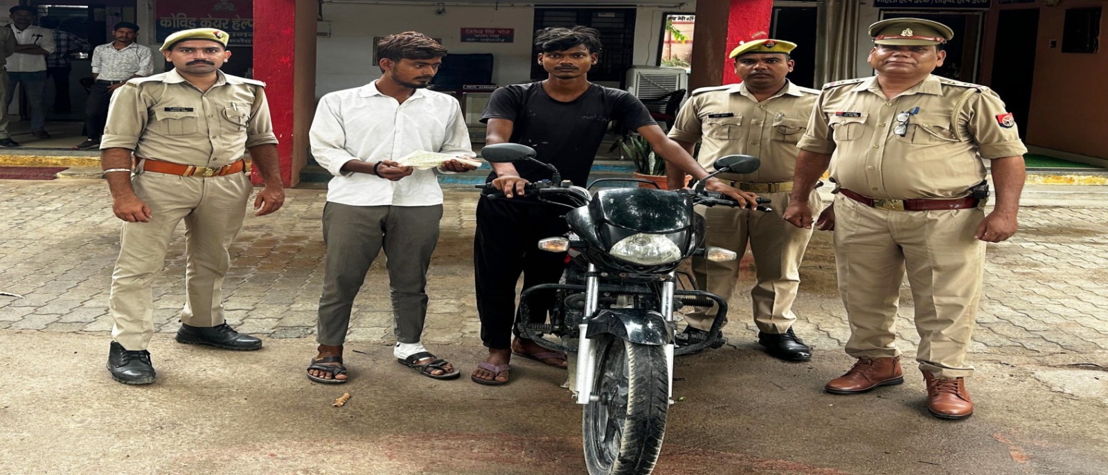 फर्रुखाबाद:थाना जहानगंज पुलिस ने चोरी की मोटरसाइकिल और अवैध असलहा सहित दो अभियुक्तों को किया गिरफ्तार।