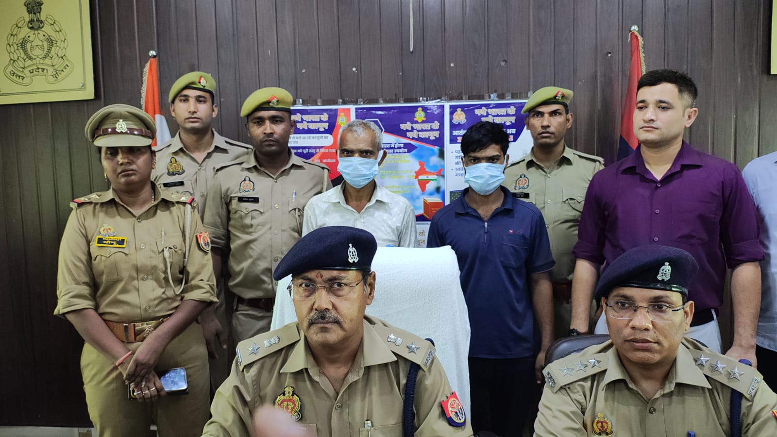 फर्रुखाबाद:हत्या के वांछित दो अभियुक्त थाना अमृतपुर पुलिस द्वारा आला कत्ल (डंडा) सहित गिरफ्तार