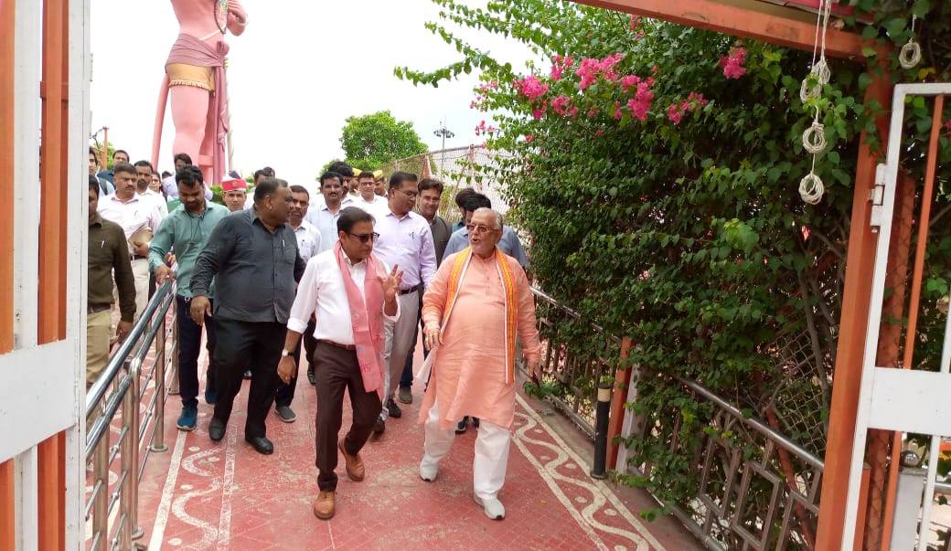 शाहजहांपुर:वित्त एवं संसदीय कार्य मंत्री सुरेश खन्ना व नगर विकास विभाग के प्रमुख सचिव अमृत अभिजात ने लिया जायजा