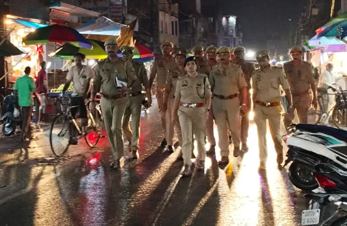 फर्रुखाबाद में शांति व्यवस्था को लेकर पुलिस अधीक्षक का पैदल गश्त, व्यापारियों से संवाद कर दिलाया सुरक्षा का भरोसा।