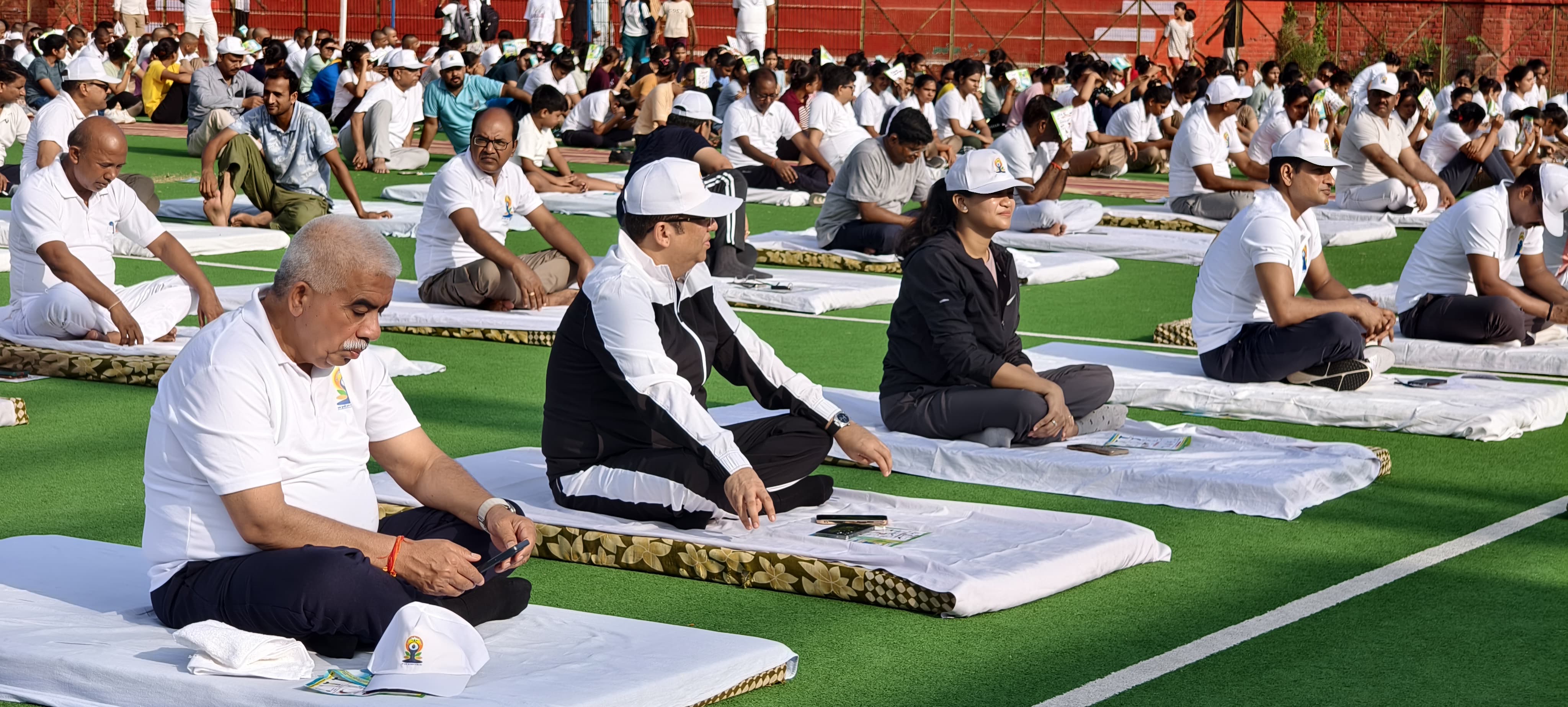 रायबरेली में अंतरराष्ट्रीय योग दिवस पर प्रभारी मंत्री राकेश सचान ने किया योग