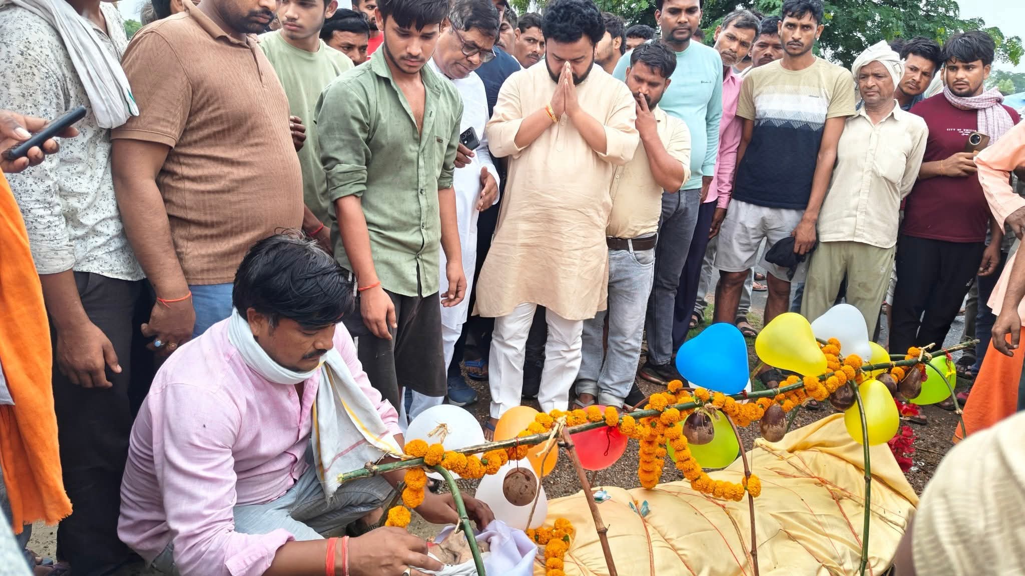 फर्रुखाबाद:भाजपा जिला अध्यक्ष फतेहचंद वर्मा ने ग्राम कोरीखेड़ा पहुंचकर दिवंगत जीवा लाल राजपूत को दी श्रद्धांजलि।