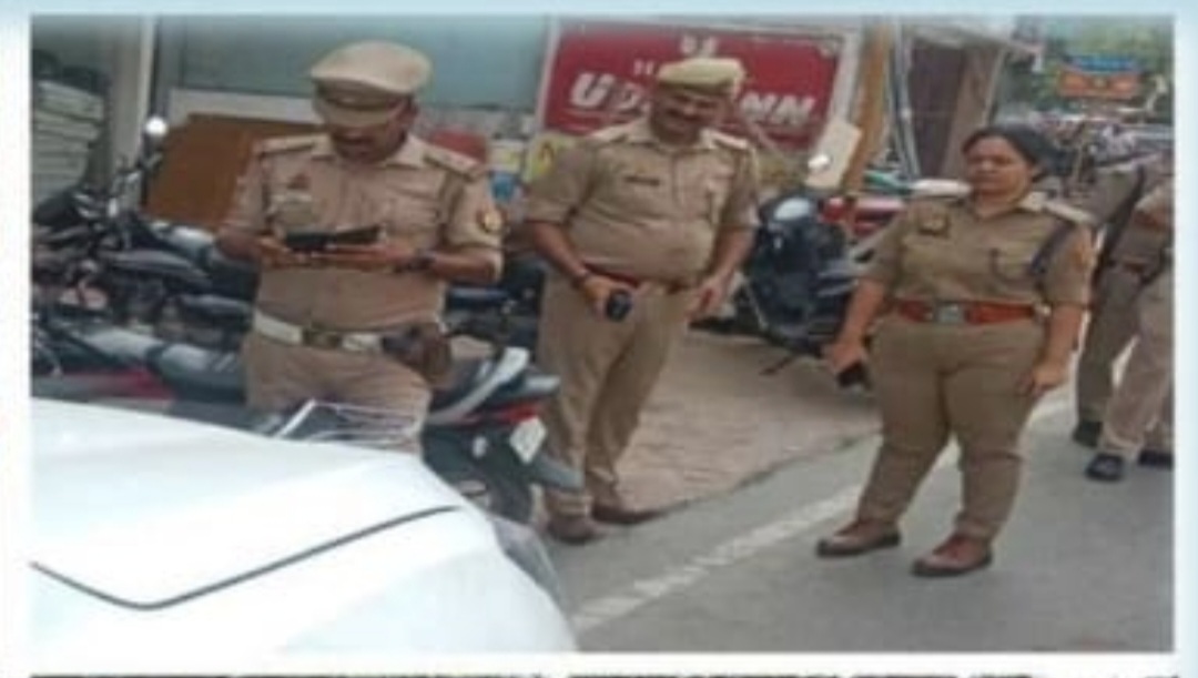 फर्रुखाबाद:यातायात नियमों के उल्लंघन पर चला सख्ती का डंडा, पुलिस ने चलाया विशेष अभियान, 597 वाहन चालान, ₹8.65 लाख जुर्माना वसूला।
