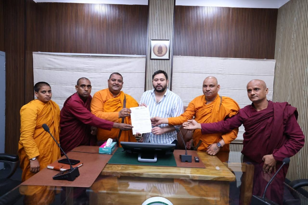 महाबोधि महाविहार मुक्ति आंदोलन को मिला तेजस्वी यादव का समर्थन: भिक्षु संघ ने सौंपा मांग पत्र