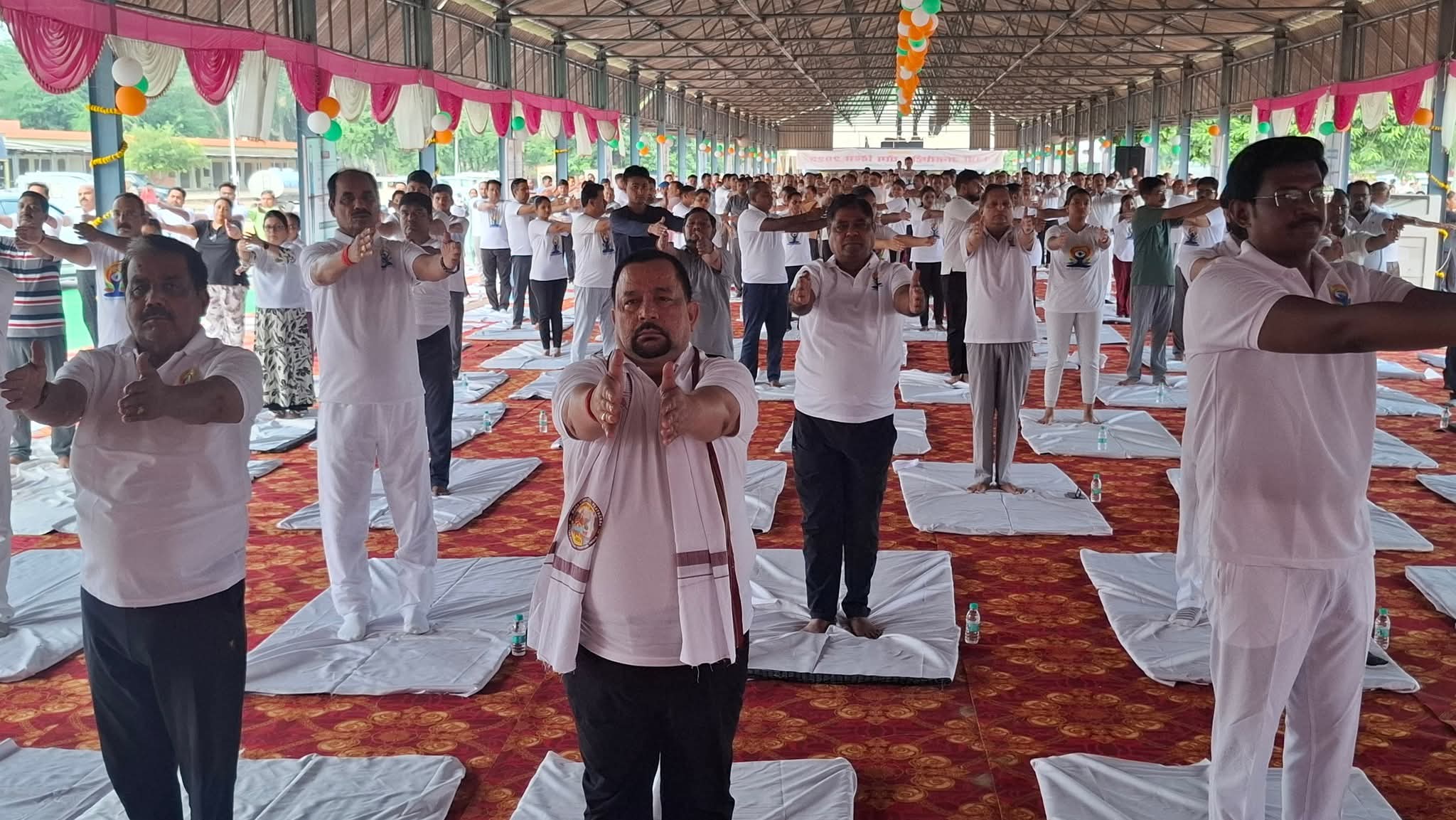 फर्रुखाबाद में 11वें अंतरराष्ट्रीय योग दिवस पर भव्य आयोजन, जनप्रतिनिधियों और अधिकारियों ने किया सामूहिक योगाभ्यास।
