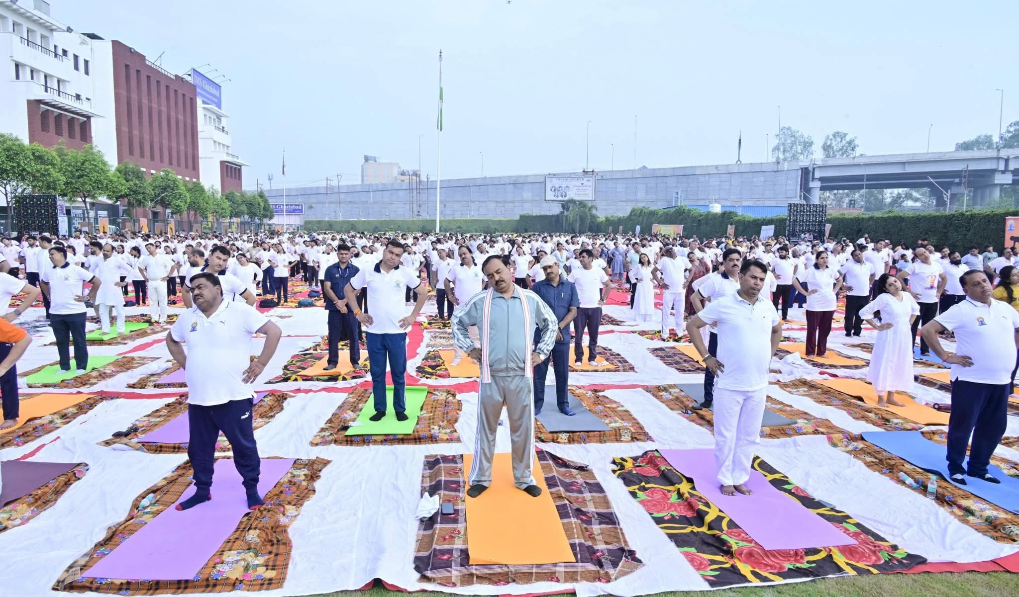 गाजियाबाद:डिप्टी सीएम केशव प्रसाद मौर्य ने गाज़ियाबाद में 11वें अंतरराष्ट्रीय योग दिवस कार्यक्रम में लिया भाग