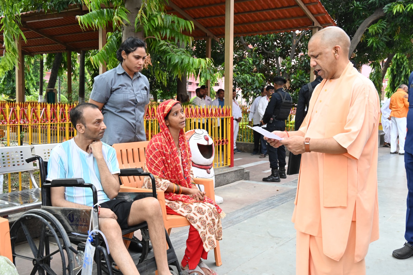 गोरखपुर:मुख्यमंत्री योगी आदित्यनाथ ने ‘जनता दर्शन’ में सुनी जनसमस्याएं, अधिकारियों को दिए समाधान के निर्देश