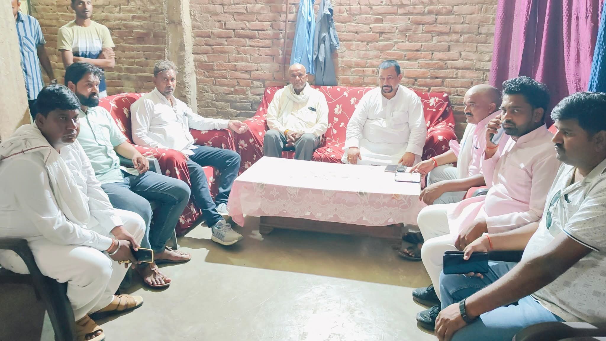 फर्रुखाबाद:सांसद मुकेश राजपूत ने शोक संतप्त परिजनों से की भेंट, दी श्रद्धांजलि