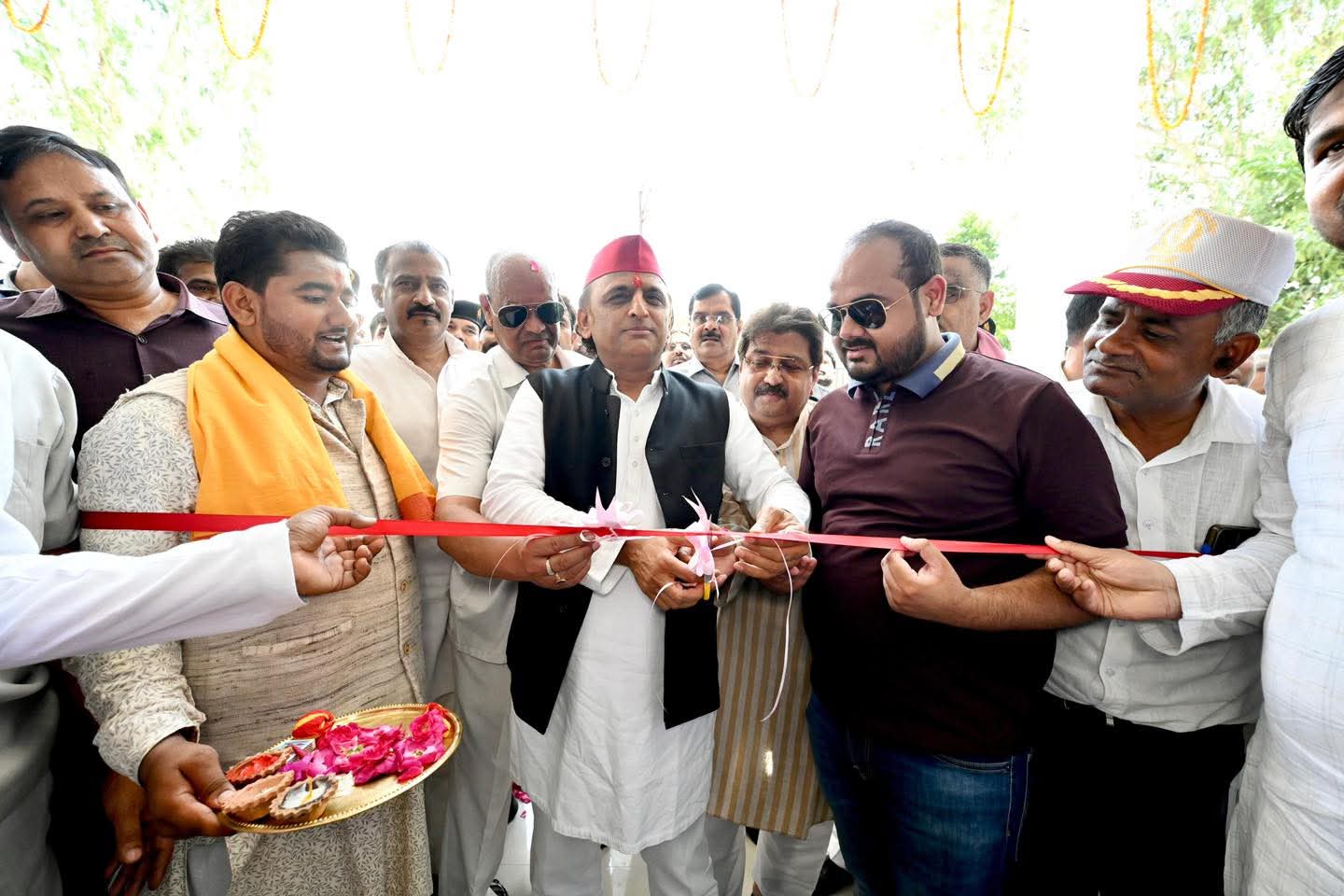 फर्रूखाबाद:सपा सुप्रीमो अखिलेश यादव ने किया 'चंद्रगुप्त ऑटोमोबाइल्स' का शुभारंभ