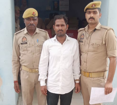 फर्रूखाबाद:कमालगंज पुलिस को बड़ी सफलता, आत्महत्या के लिए उकसाने के आरोप में वांछित अभियुक्त हासिम गिरफ्तार