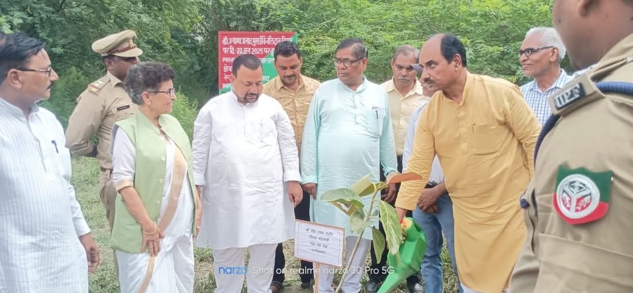 फर्रुखाबाद:डॉ.श्यामा प्रसाद मुखर्जी बलिदान दिवस पर सांसद मुकेश राजपूत ने किया वृक्षारोपण