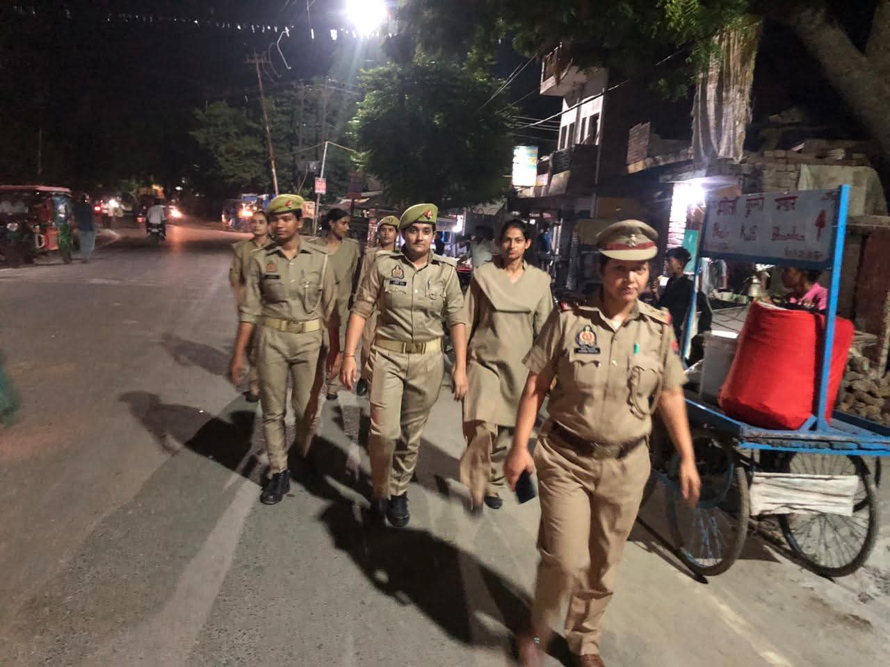 फर्रुखाबाद:महिला थाना पुलिस ने की पैदल गश्त, शांति एवं सुरक्षा व्यवस्था बनाए रखने पर दिया जोर।