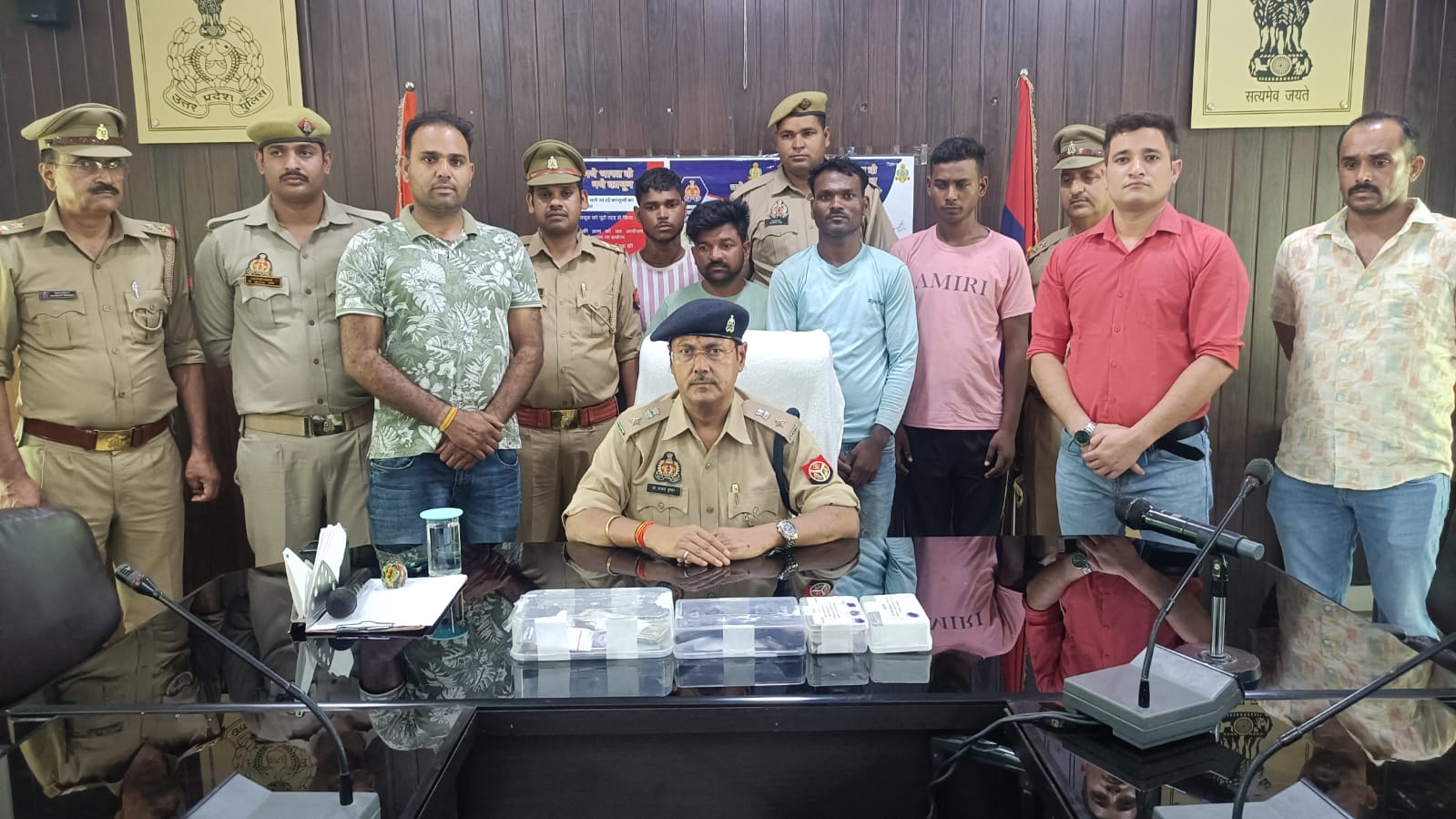 फर्रुखाबाद पुलिस की बड़ी कार्रवाई इनामी वांछित चार अपराधी गिरफ्तार, असलहा व नगदी बरामद