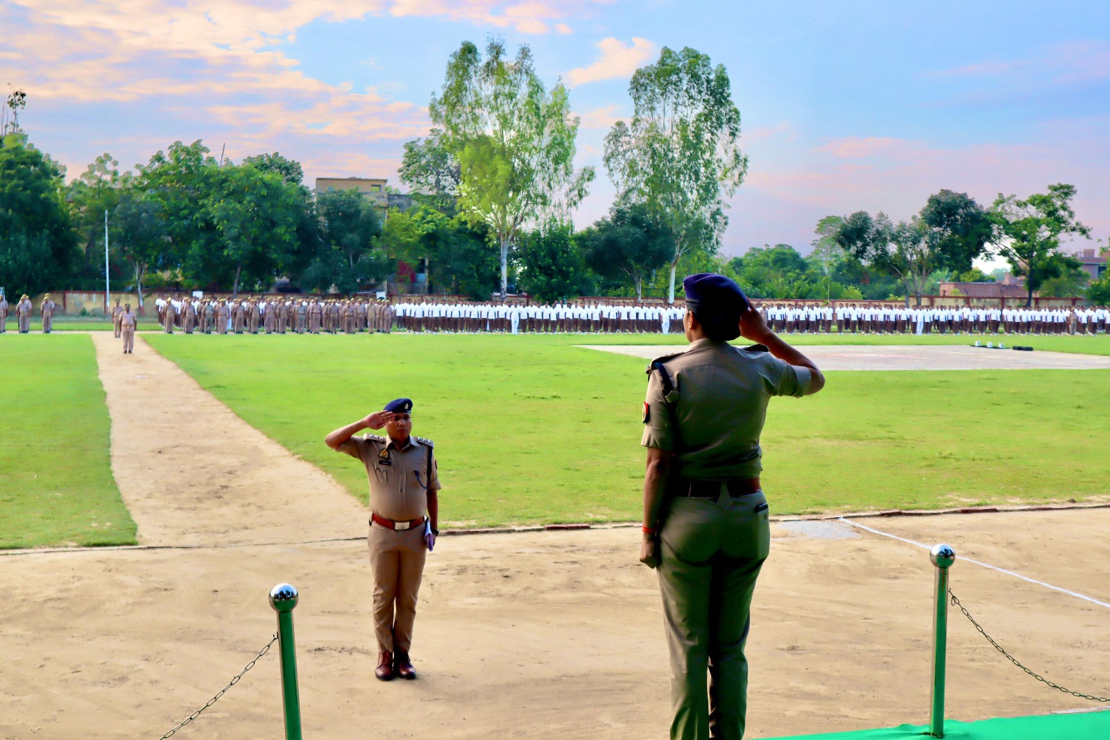 फतेहगढ़ पुलिस लाइन में शुक्रवार परेड: एसपी आरती सिंह ने ली सलामी, प्रशिक्षुओं को दिया मार्गदर्शन