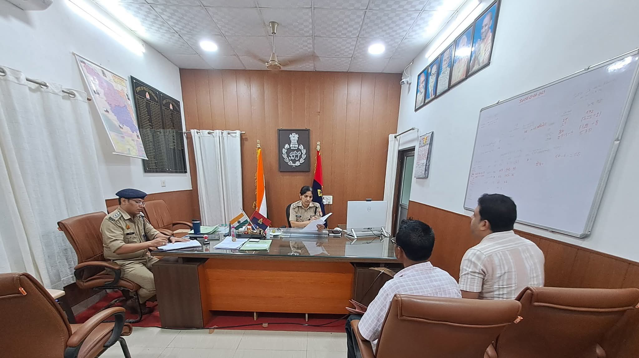 फर्रुखाबाद:पुलिस अधीक्षक आरती सिंह ने वर्चुअल जनसुनवाई के माध्यम से सुनीं जनसमस्याएँ, अधिकारियों को दिए सख्त निर्देश