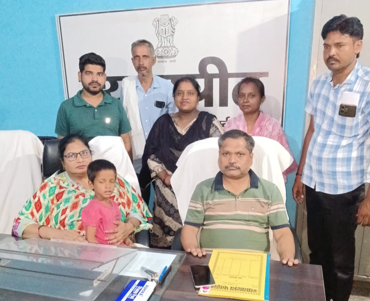 फर्रुखाबाद:गुमशुदा बालक मिला चाइल्ड हेल्पलाइन और पुलिस की मुस्तैदी से सुरक्षित हुआ परिजन से मिलन