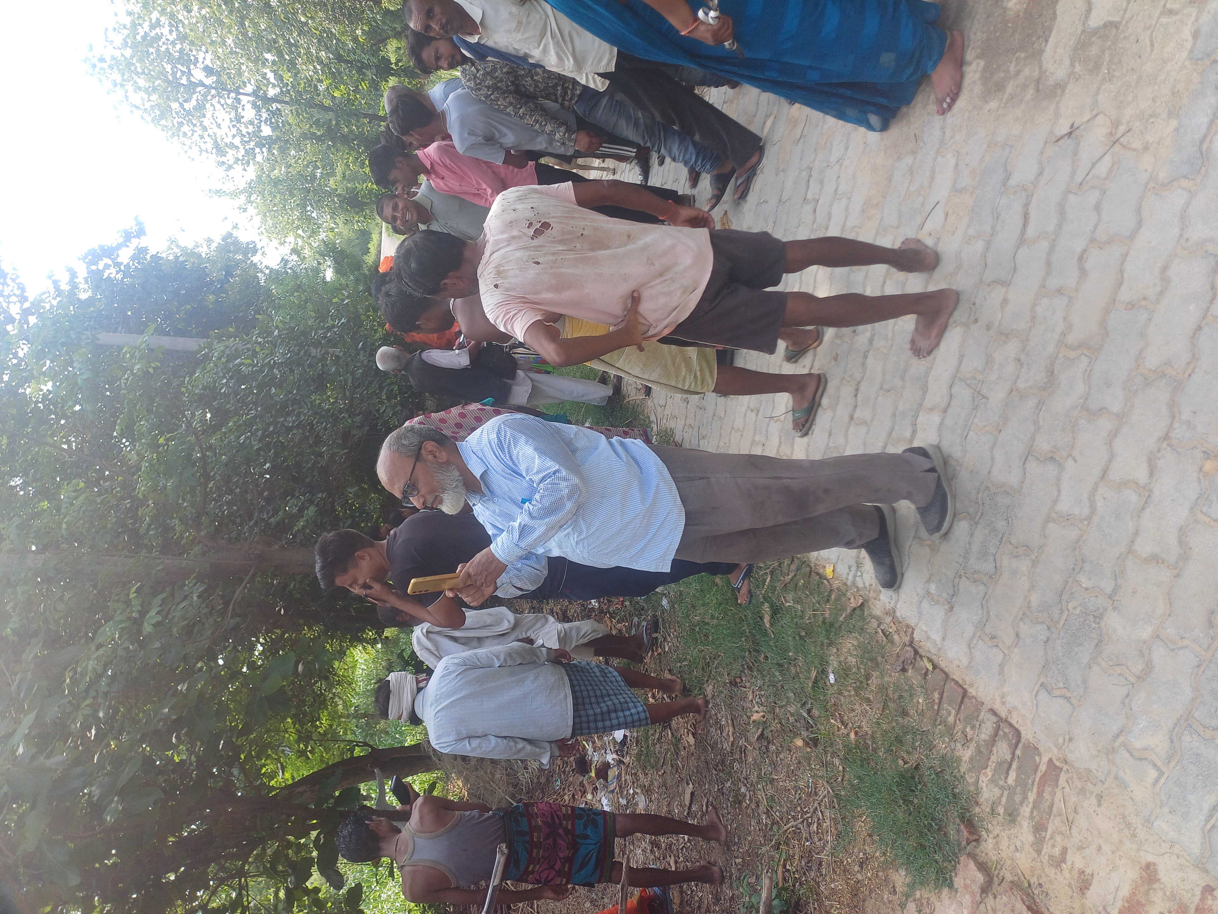 गोंडा: मनकापुर तहसील के ग्राम करनपुर राजा में जबरन अवैध कब्जा से परेशान दिखे लोग