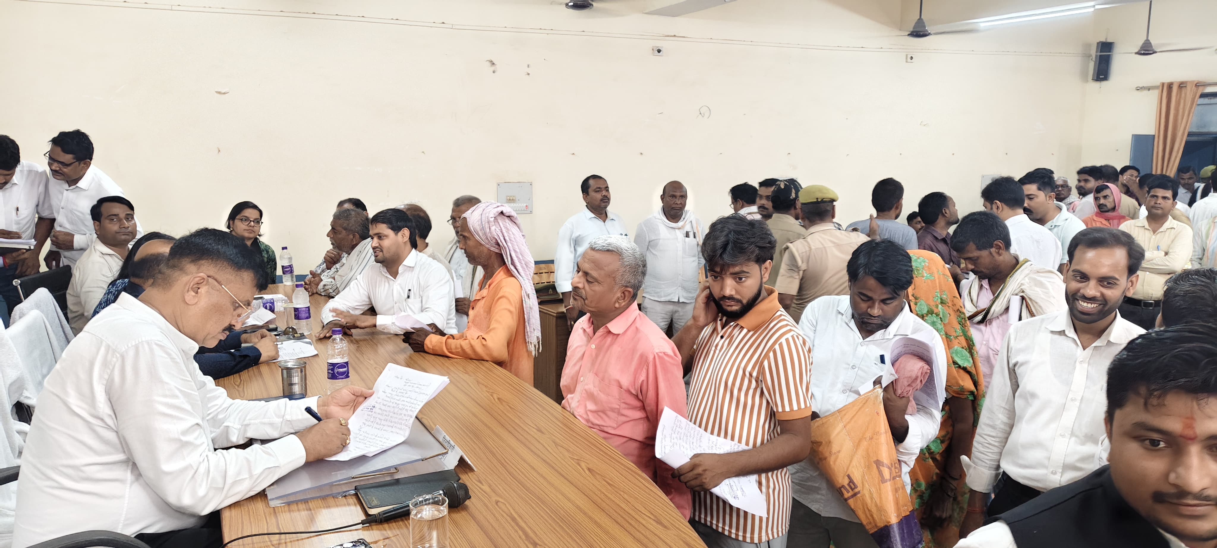 जौनपुर :जिलाधिकारी डा0 दिनेश चन्द्र की अध्यक्षता एवं पुलिस अधीक्षक डॉ0 कौस्तुभ की उपस्थिति में तहसील बदलापुर के सभागार में सम्पूर्ण समाधान दिवस का हुआ आयोजन