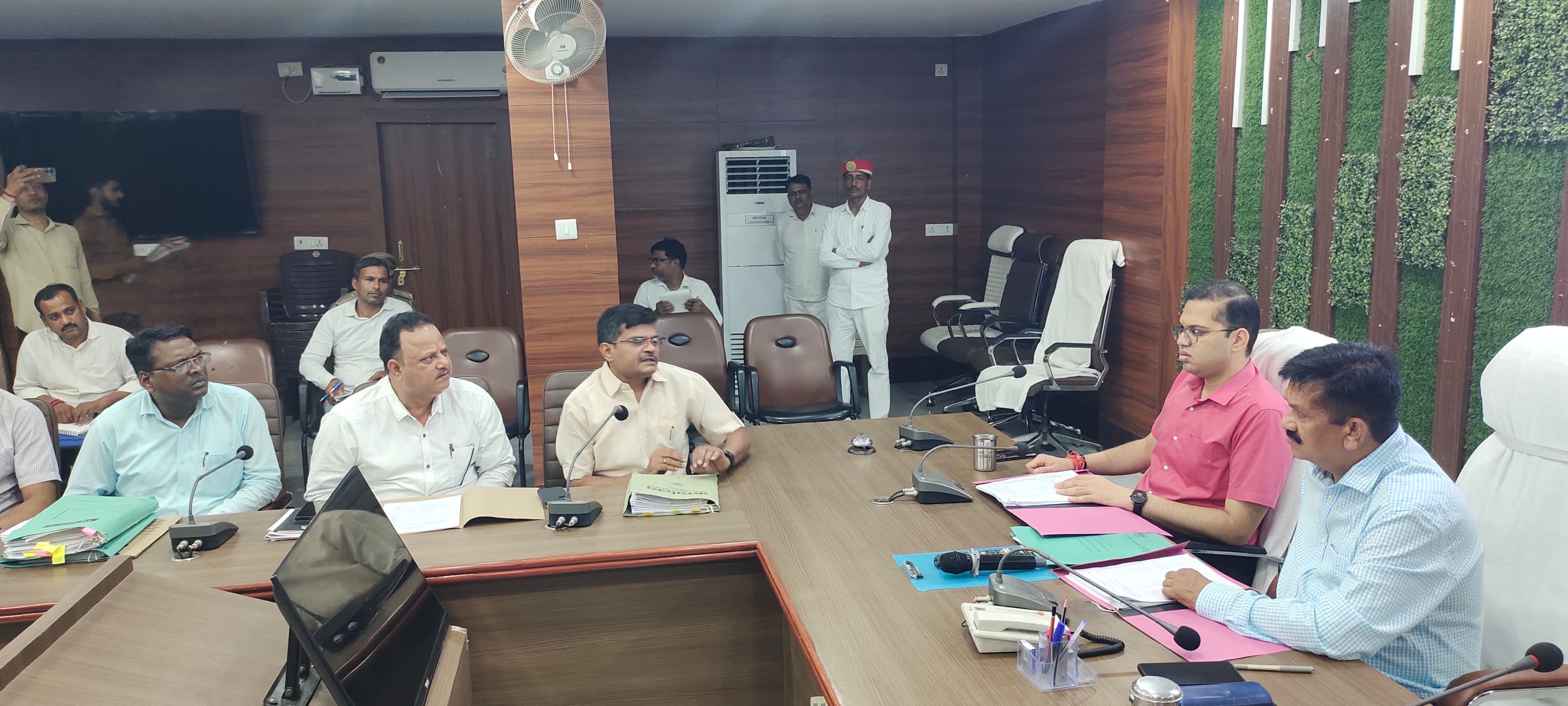 जौनपुर :जिलाधिकारी डॉ0 दिनेश चंद्र की अध्यक्षता में जिला भूगर्भ जल प्रबंधन परिषद के संबंध में बैठक कलेक्ट्रेट सभागार में हुई संपन्न