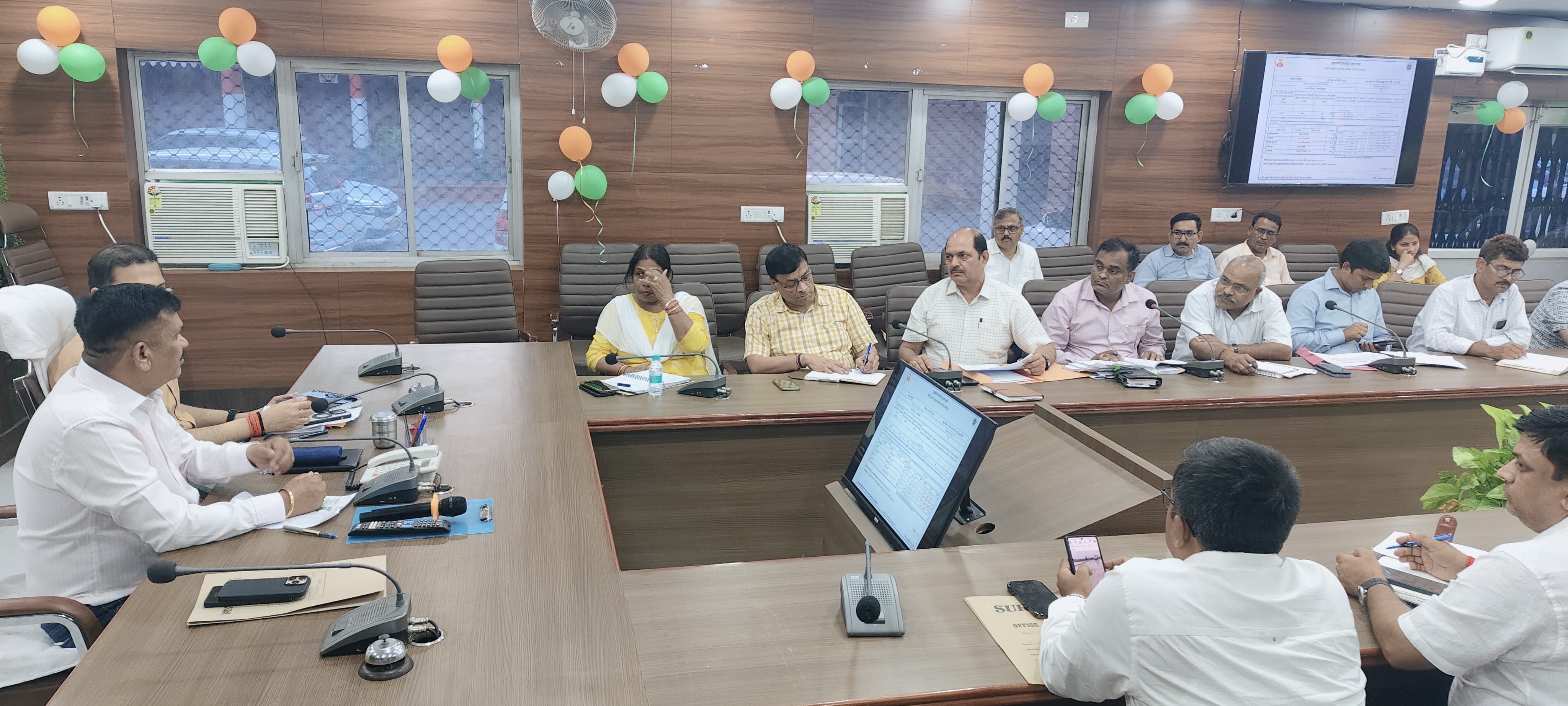 जौनपुर :जिलाधिकारी डॉ0 दिनेश चंद्र की अध्यक्षता में कलेक्ट्रेट सभागार में सीएम डैशबोर्ड के संबंध में बैठक हुई संपन्न