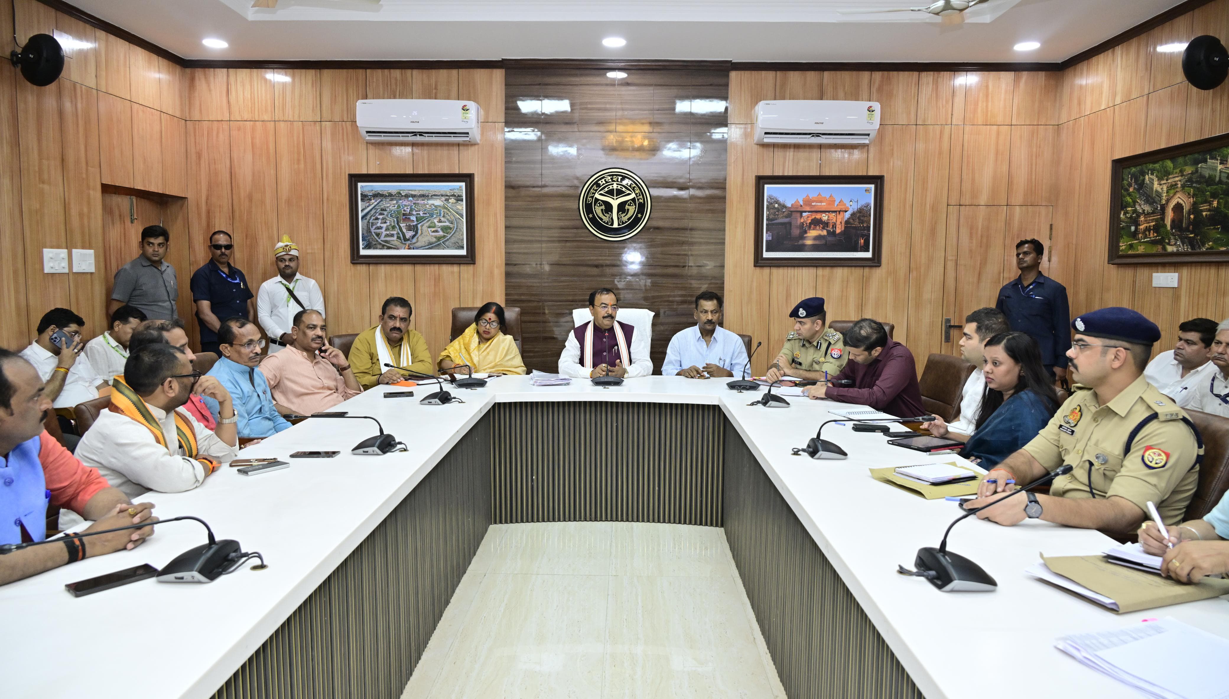 प्रयागराज  उपमुख्यमंत्री  की अध्यक्षता में  जनप्रतिनिधिगणों व अधिकारियों के साथ विकास कार्यक्रमों से सम्बंधित बैठक सम्पन्न