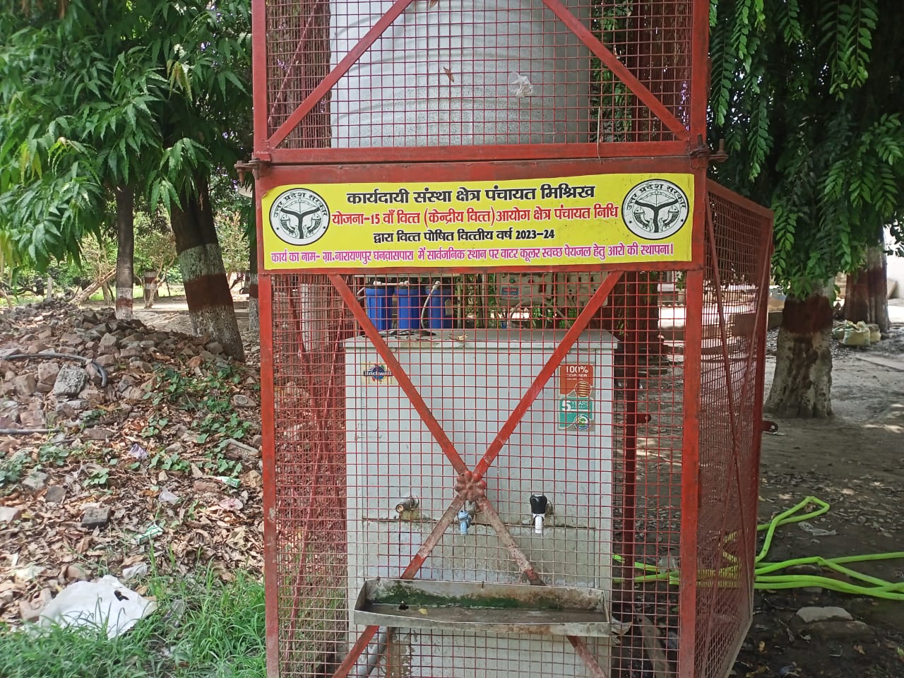 सीतापुर :सिधौली मार्ग के घनवासपारा और कल्ली चौराहा पर लगा वाटर कूलर दे रहा उबलता पानी
